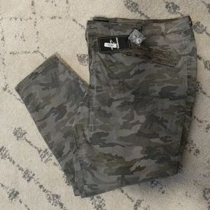 Camo skinny pants